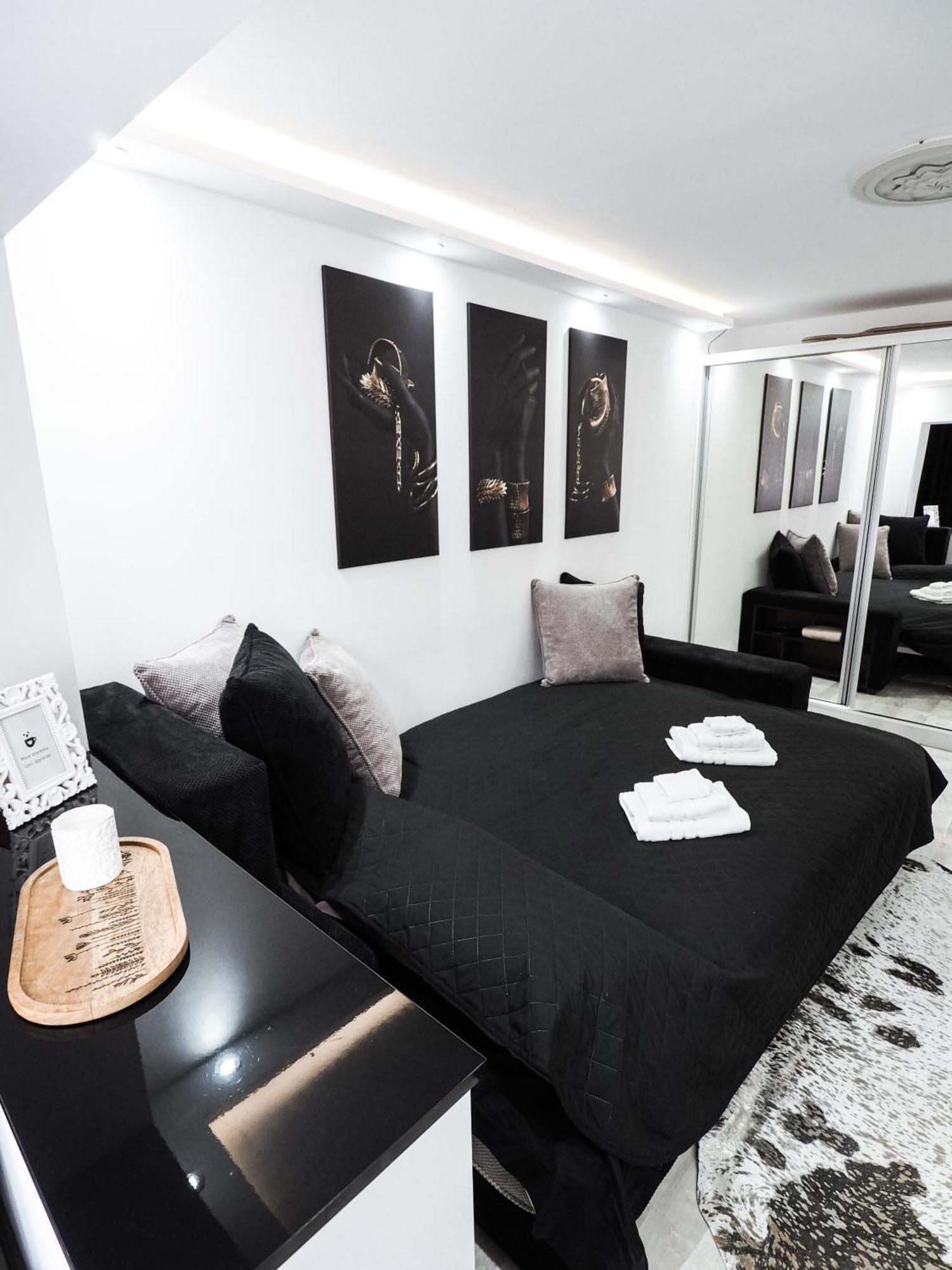 Black&White Mountain - Adults Only Petrosani Bagian luar foto